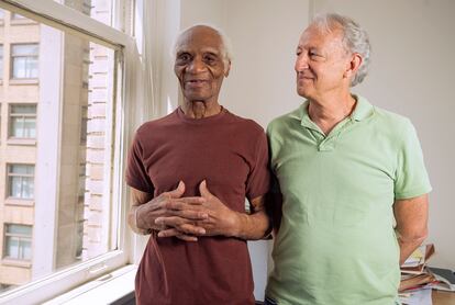 Joe Ligon, a la izquierda, junto a su abogado, Bradley Bridge, en Filadelfia.