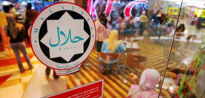 Un restaurante de KFC en Kuala Lumpur (Malasia) con el certificado halal en la puerta.