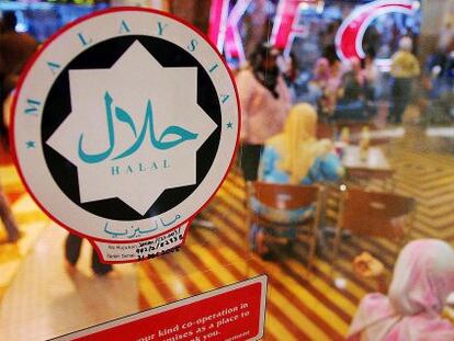 Un restaurante de KFC en Kuala Lumpur (Malasia) con el certificado halal en la puerta.