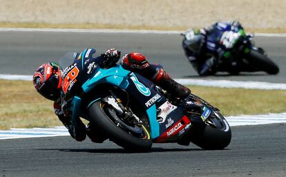 Fabio Quartararo, en cabeza por delante de Maverick Viñales en un momento de la carrera en el circuito de Jerez.