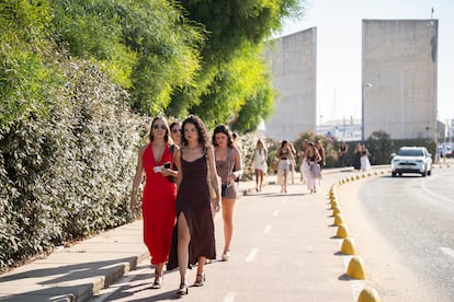 En la entrada, solo indica que la etiqueta es 'casual', pero todos los que van saben que eso significa que "no es boda", como bromea una asistente. La imagen pertenece al pasado 30 de julio. 