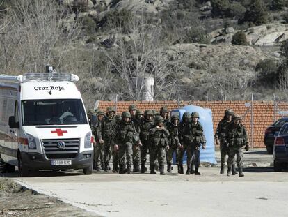 Una ambulancia entra al cuartel de Hoyo de Manzanares, el día del siniestro.