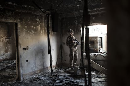 Un soldado iraquí de las fuerzas especiales camina en una casa quemada durante la lucha contra los militantes islámicos en el oeste de Mosul, Irak.