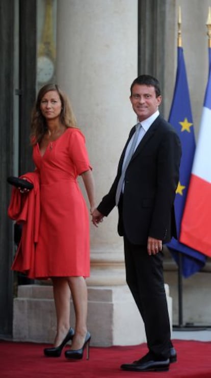 Manuel Valls y su mujer, Anne Gravoin, a su llegada a una cena al El&iacute;seo, el 3 de septiembre.