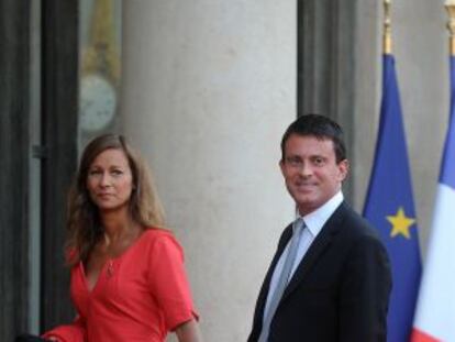 Manuel Valls y su mujer, Anne Gravoin, a su llegada a una cena al Elíseo, el 3 de septiembre.