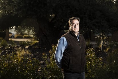 Juan Carlos Domínguez, dueño de la empresa de jardinería que mantiene las instalaciones de Isla Valdecañas, participó en la edificación de la urbanización desde que comenzaron las obras en 2007. Asegura que se respetaron los árboles que se existían y que se plantaron miles de ejemplares nuevos.
