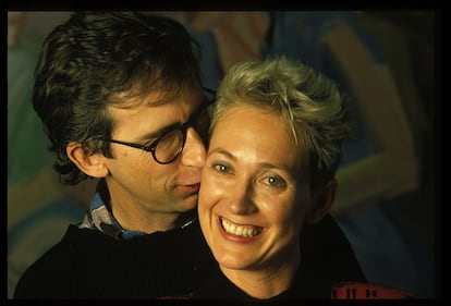 Alison Summers, mujer de Peter Carey.

También fue su editora durante 20 años. Antes de separarse, Carey no se cansó de agradecer a Summers su asistencia escribiendo éxitos como La verdadera historia de la banda de Kelly, con el que ganó su segundo premio Booker, donde destacó su "clara inteligencia literaria y su impecable instinto dramático" y afirmó que no podría haber escrito el libro sin ella. Todo ese clima se rompió tras la separación y Summers  no apareció en los agradecimientos de Robo: Una historia de amor. Allí ocupó, según The Guardian, un lugar como un personaje menor: una adicta a las compras, una "prostituta por la pensión alimenticia"