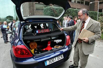 El director general de Tráfico, Pere Navarro, muestra uno de los nuevos coches camuflados.