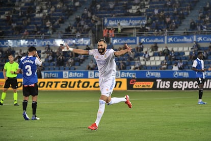 Benzema celebra su segundo gol ante el Alavés este sábado en Mendizorroza.