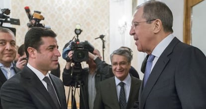 El ministro de Exteriores ruso, Lavrov (d.), con Demirtas el 23 de diciembre.