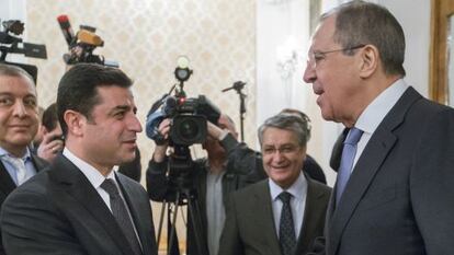 El ministro de Exteriores ruso, Lavrov (d.), con Demirtas el 23 de diciembre.
