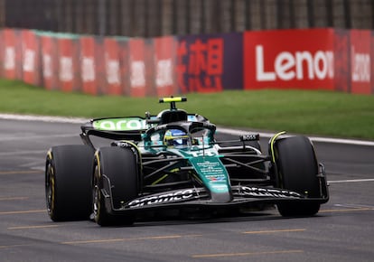 El piloto de Aston Martin, Fernando Alonso durante el esprint antes del Gran Premio de China de Fórmula uno, en el circuito de Shanghai