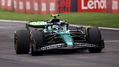 El piloto de Aston Martin, Fernando Alonso durante el esprint antes del Gran Premio de China de Fórmula uno, en el circuito de Shanghai