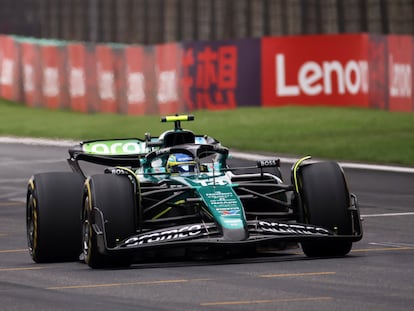 El piloto de Aston Martin, Fernando Alonso durante el esprint antes del Gran Premio de China de Fórmula uno, en el circuito de Shanghai