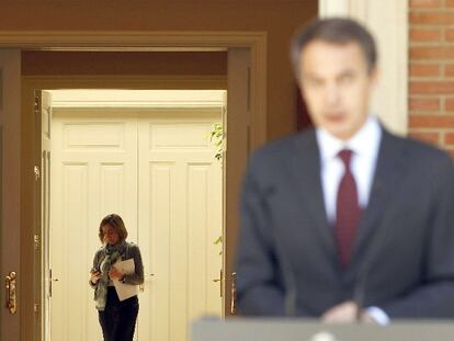Zapatero y Chacón (en segundo término), ayer en la rueda de prensa en La Moncloa.