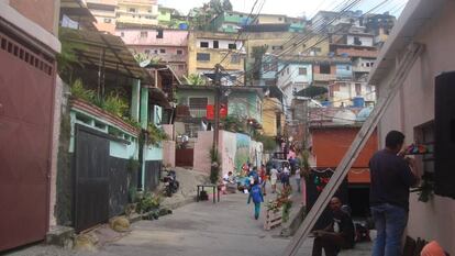 Habitantes del Callejón Guevara en el barrio de El Calvario decoran la calle para recibir a los visitantes.