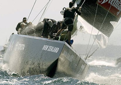 El anterior <i>New Zealand,</i> derrotado por el suizo <i>Alinghi</i> en la última edición de la regata.