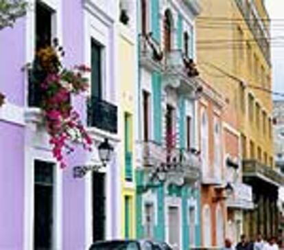 El viejo San Juan, con los colores vivos de sus casas con balcones, se muestra como un cuidado conjunto de arquitectura colonial.