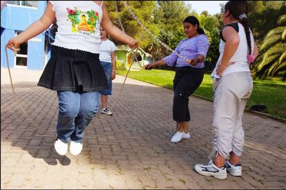 Niñas juegan a la comba.