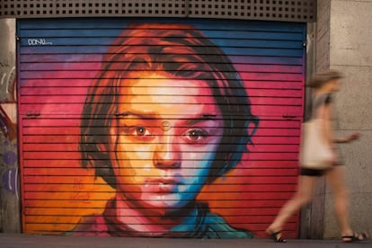 Un graffiti del artista 'Axe Colours' representa a la actriz británica Maisie Williams caracterizada como Arya Stark, personaje en la serie de televisión 'Juego de tronos', en Barcelona.