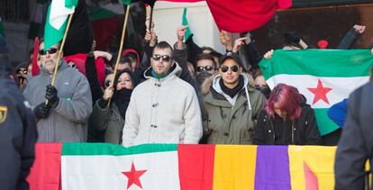 Integrantes de colectivos de izquierda protestan durante la conmemoración de la Toma de Granada.