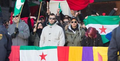 Integrantes de colectivos de izquierda protestan durante la conmemoraci&oacute;n de la Toma de Granada.