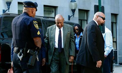 Bill Cosby, con bastón, a su llegada este miércoles al juzgado del condado de Montgomery (Pensilvania).