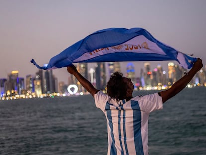 Un hombre con la camiseta de la selección de Argentina en Doha (Qatar), a pocos días de que comience el Mundial de Fútbol en el país.