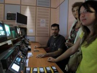 Empleados de la estación de televisión y radio pública ERT permanecen en la sede de la entidad en Atenas, Grecia, este 13 de junio de 2013.