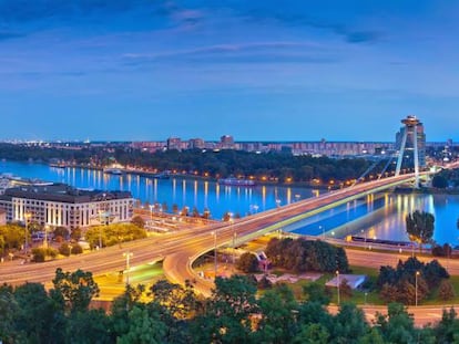 Perfil urbano de Bratislava, con el Danubio, el puente Nuevo y la catedral de San Martín (a la izquierda de la imagen).