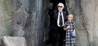 Karl Lagerfeld con su ahijado y modelo Hudson Kroening al final del desfile de la colección primavera-verano 2018, de Chanel en París..