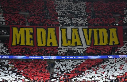 Los aficionados del Atlético de Madrid sacan una pancarta con la leyenda "Me da la vida" en el estadio Metropolitano.