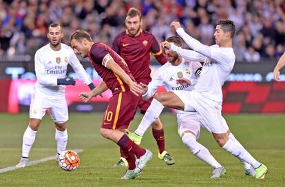 Ronaldo le intenta robar el balón a Totti 