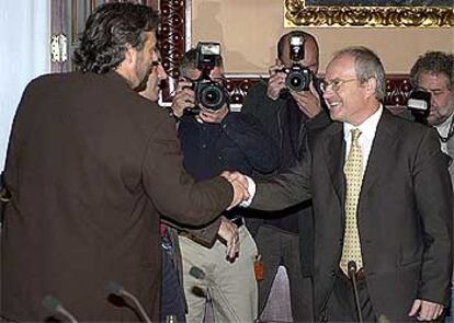 José Montilla (PSC) saluda a Ernest Benoch (ERC) tras la reunión que mantuvieron ayer.
