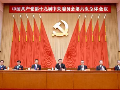 O presidente da China, Xi Jinping, participa da Sexta Plenária do Comitê Central do Partido Comunista, encerrada nesta quinta-feira em Pequim.