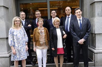 Representantes de la Comisión Europea y de Innobasque, en Bilbao, junto a Arantza Tapia.