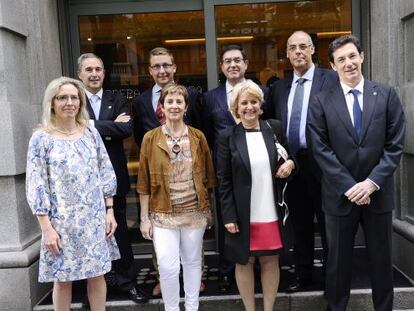 Representantes de la Comisión Europea y de Innobasque, en Bilbao, junto a Arantza Tapia.