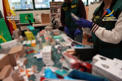 Agentes de la UCO, con parte de los productos sanitarios 'piratas' intervenidos en la Operación Kalopsia, en una imagen facilitada por el Ministerio del Interior.