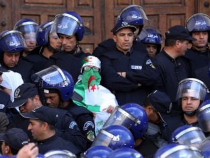 Decenas de miles de manifestantes exigen en su octavo viernes de protestas que se vaya el régimen avalado por el general Gaid Salah