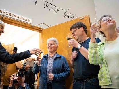 La física Anne L'Huillier, en el centro, brindaba el martes en los pasillos de la Universidad de Lund (Suecia), tras recibir la noticia de que había ganado el Nobel.
