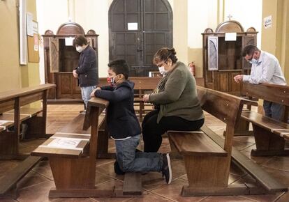 Este año Andrei comienza la etapa de catequesis, por lo que acude a misa cada domingo junto a su madre.