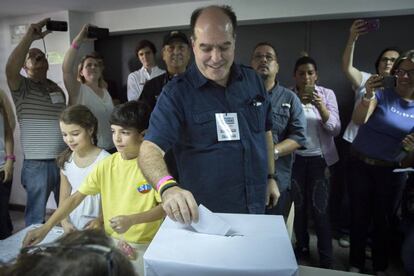 El presidente de la Asamblea Nacional de Venezuela, el opositor Julio Borges, vota en la consulta popular, en Altamira (Municipio Chacao) en Caracas (Venezuela).