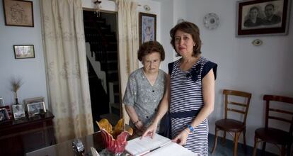 Carmen Torres y Micaela Alcántara, madre y hermana del bebé desaparecido en 1964.