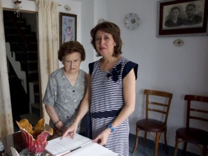 Carmen Torres y Micaela Alc&aacute;ntara, madre y hermana del beb&eacute; desaparecido en 1964.