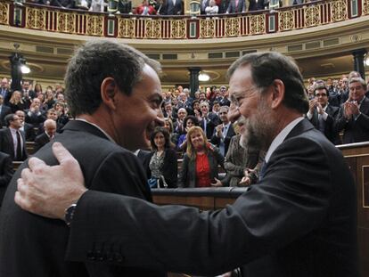 José Luis Rodríguez Zapatero felicita al presidente electo, Mariano Rajoy, tras la votación de investidura.
