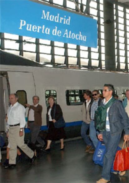 Los viajeros del primer AVE entre Zaragoza y Madrid llegan a la estación de Atocha.