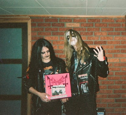 El guitarrista Euronymous y el cantante Dead posan con el EP de Mayhem 'Deathcrush' (1987).