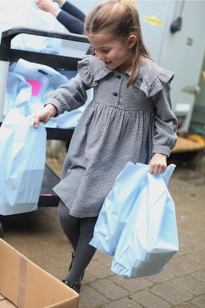 La princesa Carlota de Cambridge, en una foto tomada por su madre con motivo de su quinto cumpleaños (mayo de 2020) en la que se la ve preparando y repartiendo alimentos para los más necesitados a causa de la pandemia del coronavirus.