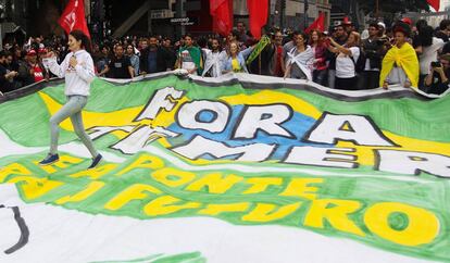 Os manifestantes levaram faixas pedindo a saída do peemedebista do Governo.