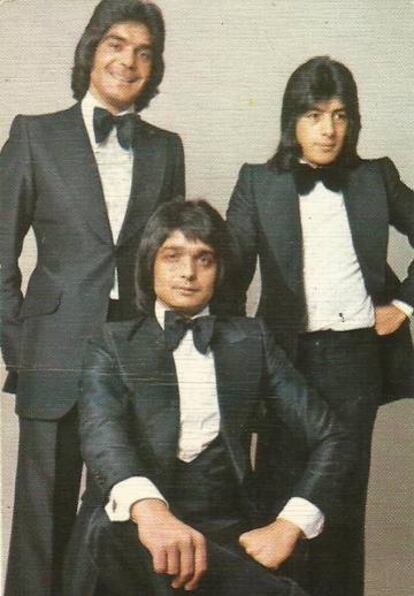 Los Chichos, fundamentales en la popularización de la rumba suburbial, vestidos de gala en los años setenta.